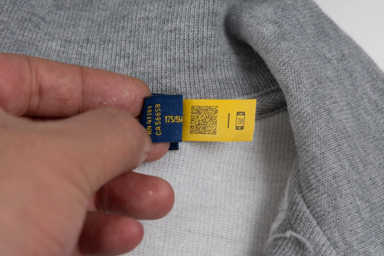 P230 #R97 Ralph lauren twelve-color embroidered pony logo half-zip high-neck long-sleeved knitted sweatshirt. The same style for men and women. The new half-zip sweatshirt for couples to wear in autumn is here! This kind of sweatshirt is really popular this year, even more popular than the hooded sweatshirt. Open the zipper and it can be used as a large lapel, which makes it more fashionable. The color of the classic design of the little war horse on the chest is matched with the embroidery. The simple zipper design echoes the brand logo, so you don’t need to match too much. The sweater version is loose enough! The fabric is custom-woven and dyed 100 cotton. 320g high gram weight 100% cotton knitted cotton with a certain thickness. The fabric is soft and comfortable, and the three-dimensional fabric is full of texture. The stitching is three needles and five threads, which is beautiful and strong. The pattern is also good. Although it is loose, it does not look bulky! - It is not a popular color scheme on the street. The color is pure and highly recommended. The upper body has a particularly high rate of turning heads. Loose style. Big drop shoulder OS style. Same style for men and women. Couple wear. Versatile and practical! Color: Gray, navy, khaki, green label, oatmeal brown label, apricot, black, army green, burgundy, pink, dark gray, light blue, white. Size: S M L XL Length: 70/72/74/76 Bust: 53.5/55.5/57.5/58.5 Shoulder width: 44/45/46/47 Sleeve length: 61/62/63/64